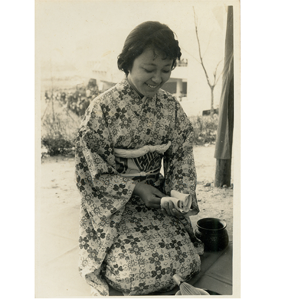 母はお寺の子でしたので、子供の頃からお茶の先生が来ていました。父もお寺の子。