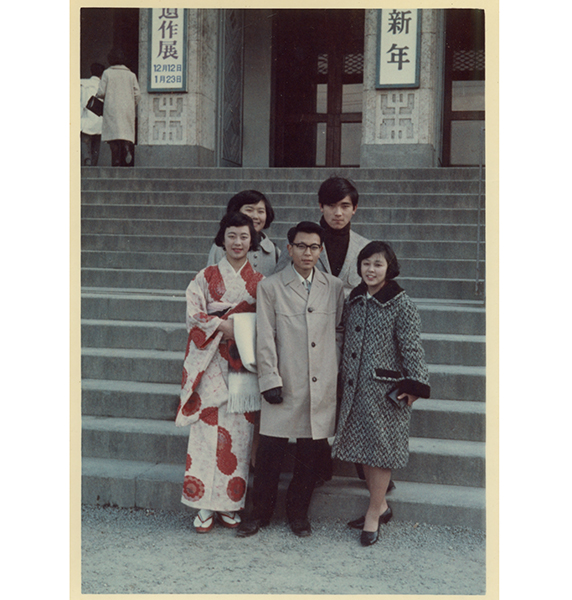 真ん中にいるのが、母のお兄さん。母は右。