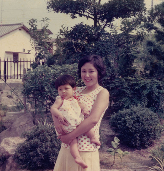 母が、親戚の赤ちゃんを抱いています。